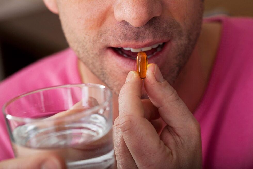 muž užívá vitamíny ke zlepšení fungování nervového systému